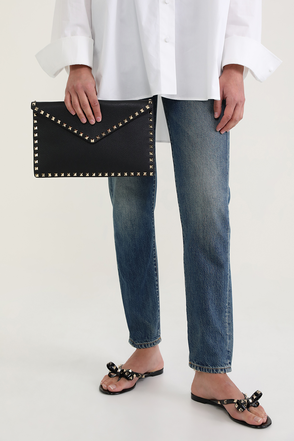 תמונת כל הלוק של תיק קלאץ' מעטפה מעור מגורען